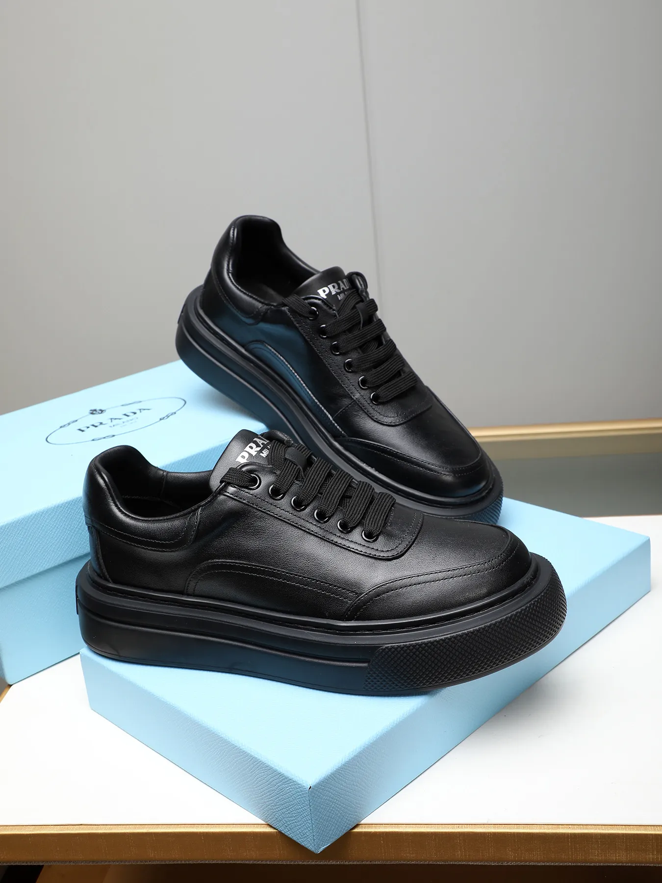 Men's shoes 💰500 Prada/Prada Men's new casual shoes, this upper is made of imported calfskin. The outside is decorated with the P family's classic metal triangle enamel logo, with cowhide lining and cowhide for the foot pads. The outsole is made of non-slip sports exclusive rubber outsole with logo, which feels good on the feet. It is a fashionable and fashionable item!  Size: 38-44 (45 customized)